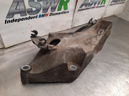 BMW E87 E90 1 3 SERIES N47 N/S Passenger Side Engine Bracket