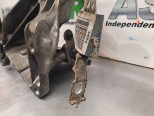 BMW E87 E90 1 3 SERIES DIESEL M47N2 Passenger Engine Bracket