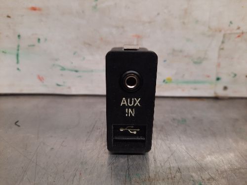 BMW USB AUX-IN Socket E90 F30 E60 F10 3 5 6 7 SERIES
