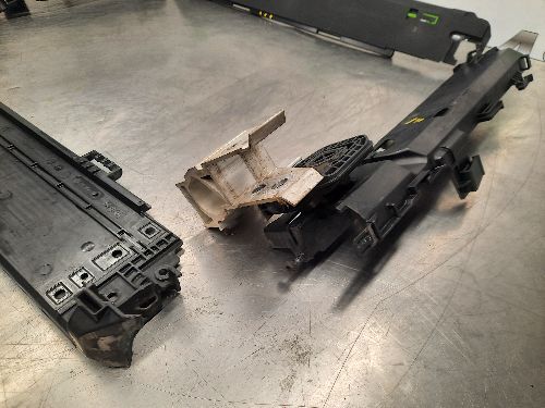 BMW Radiator Brackets Set G42 G20 G21 G22 G23 2 3 4 SERIES